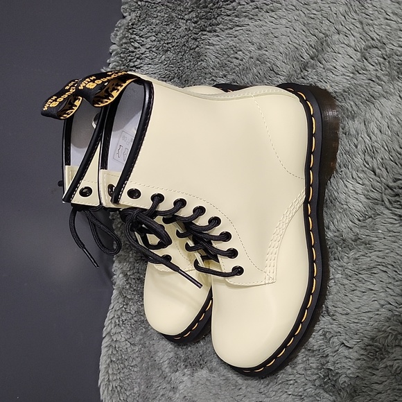 1460 Women's Patent Leather Lace Up Boot - Picture 2 of 7